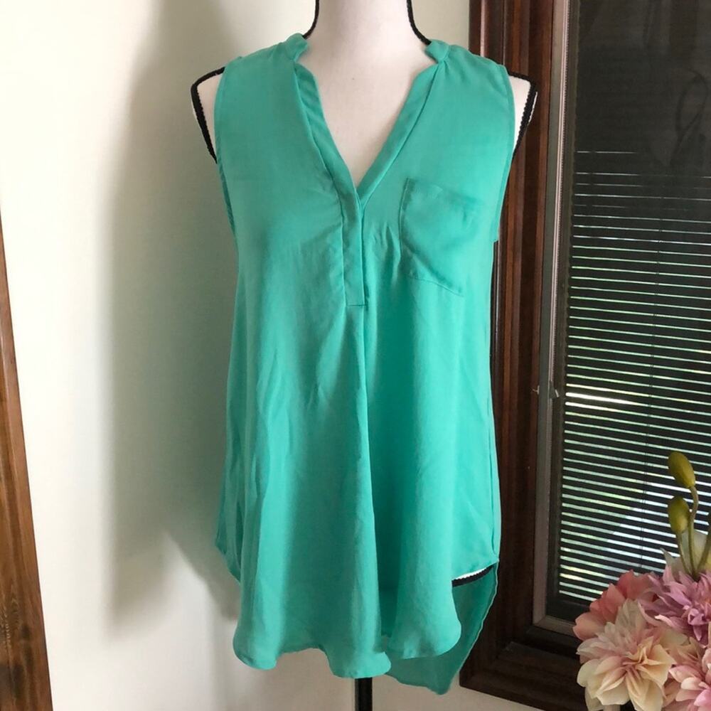 Lush | V-neckline High-Lo Sleeveless Top Size S